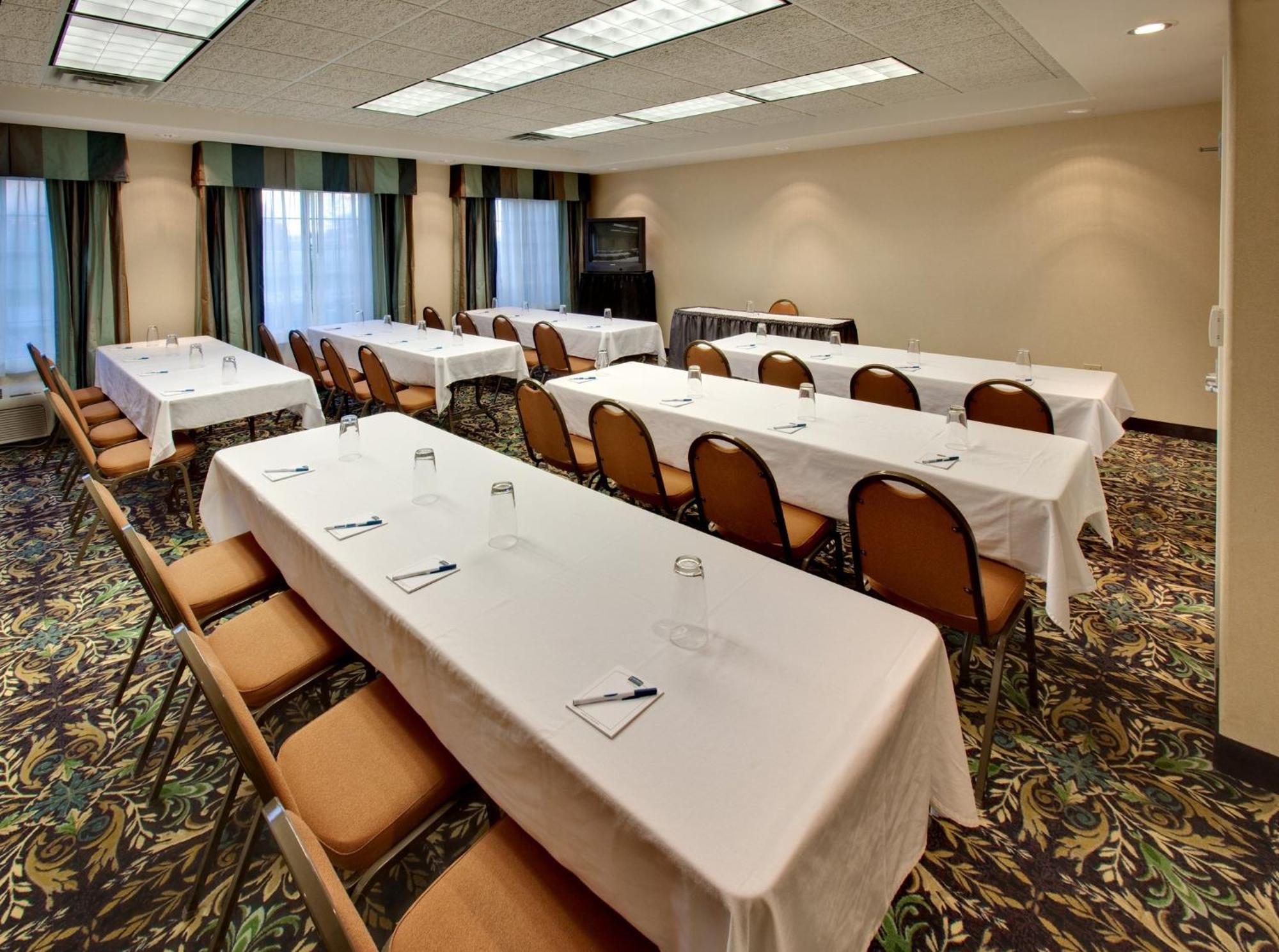Staybridge Suites Rockford By Ihg Bagian luar foto